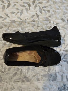 Women’s Black Slip-On Comfort Flats